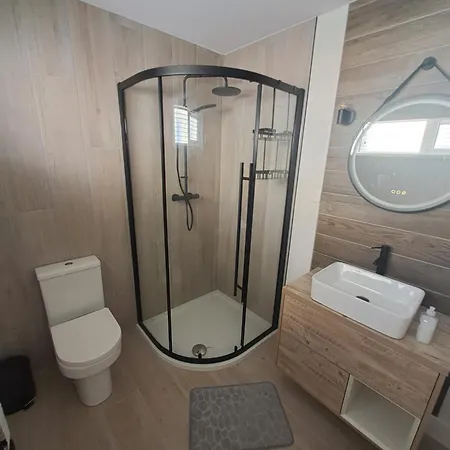 The Shed - Sea Side Sauna Retreat בית נופש