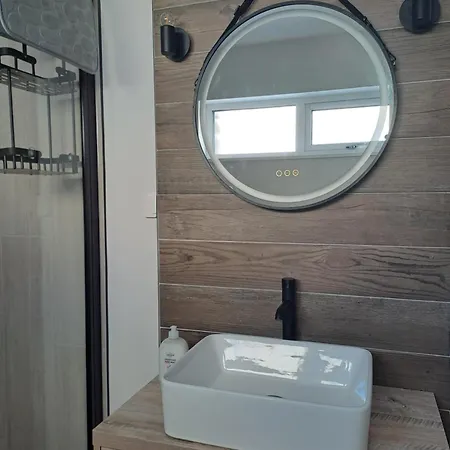 The Shed - Sea Side Sauna Retreat בית נופש